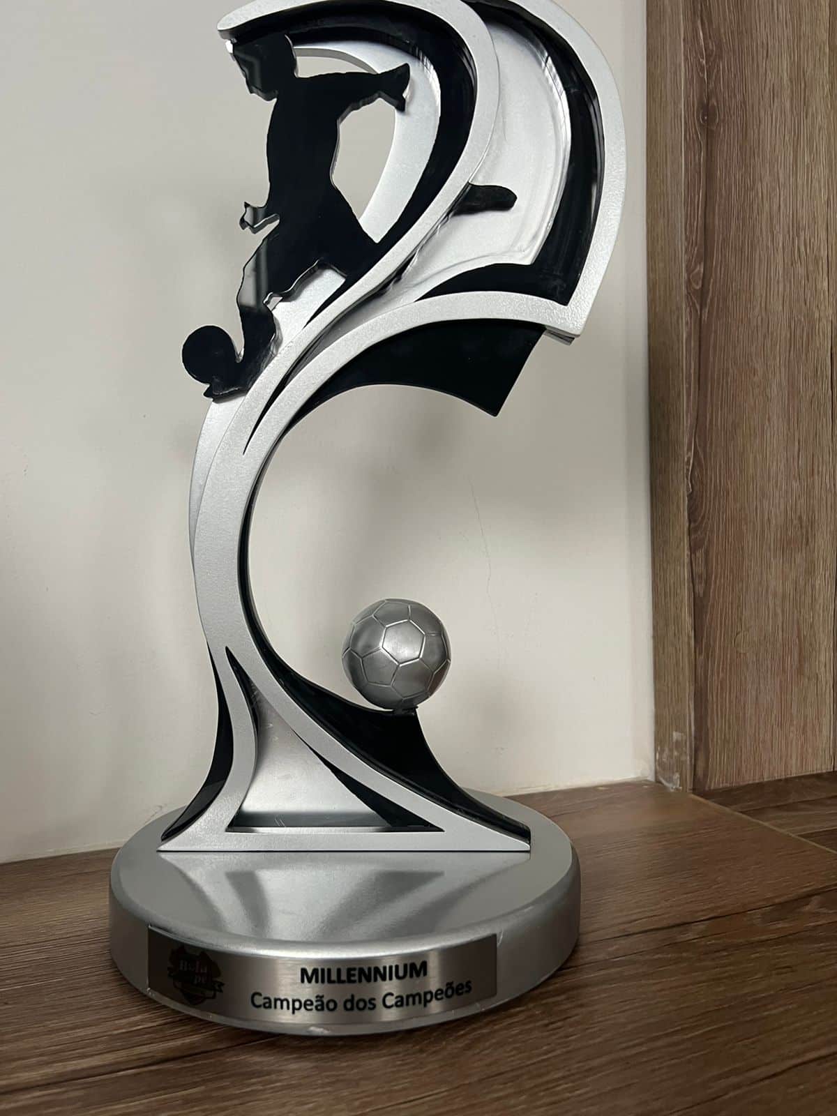 Troféus e prêmios recebidos pela Millennium Cobranças da Ipanema em reconhecimento à excelência no atendimento